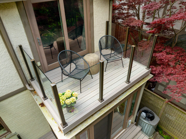Floating rooftop deck with Fiberon Cabana boards, 10 mm Century Scenic glass panels and copper-finish aluminum posts